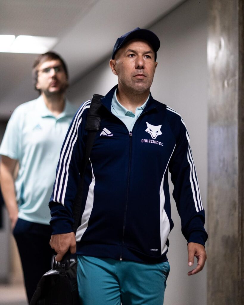 Leonardo Jardim chegando para o jogo Palmeiras x Cruzeiro