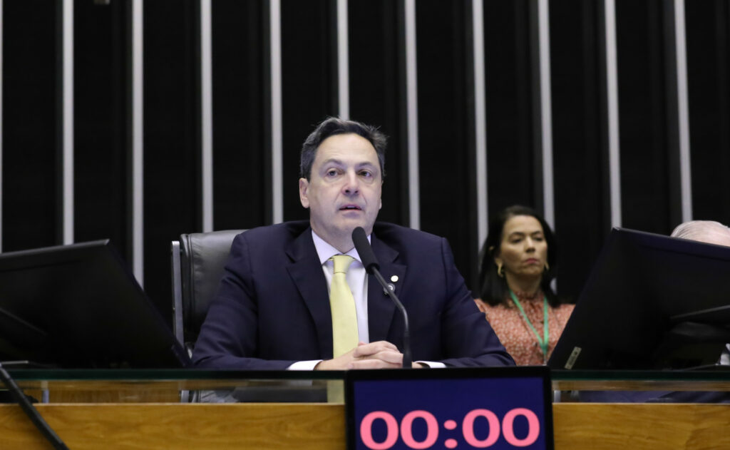 Luiz Philippe abre requerimento questionando embasamento de decreto.
