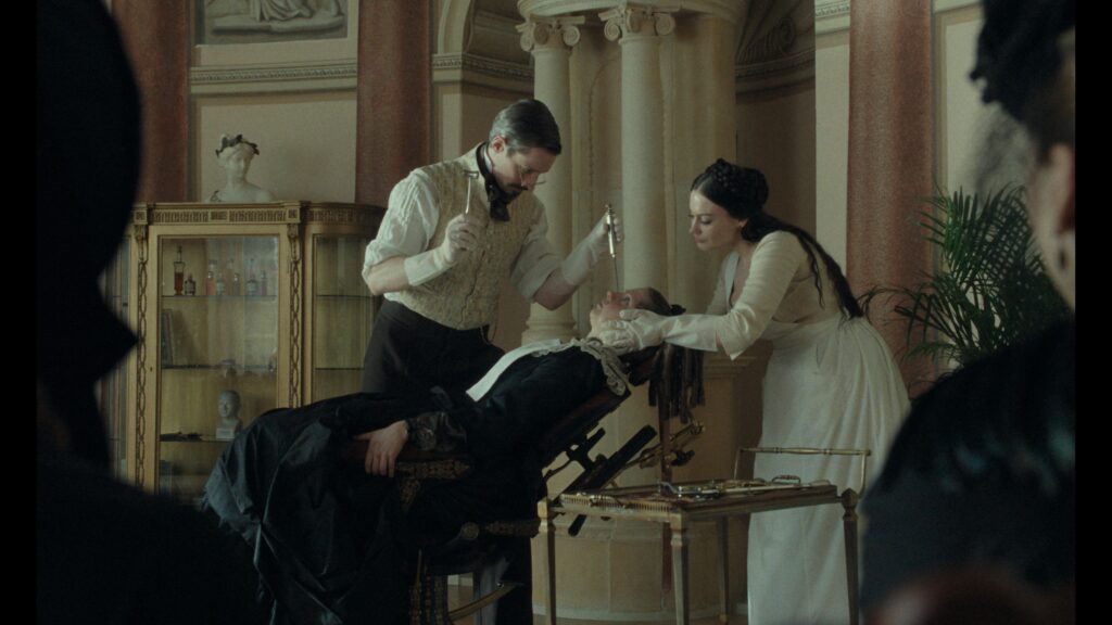 Estreia em outubro "A Meia-Irmã Feia” releitura sombria de Cinderela