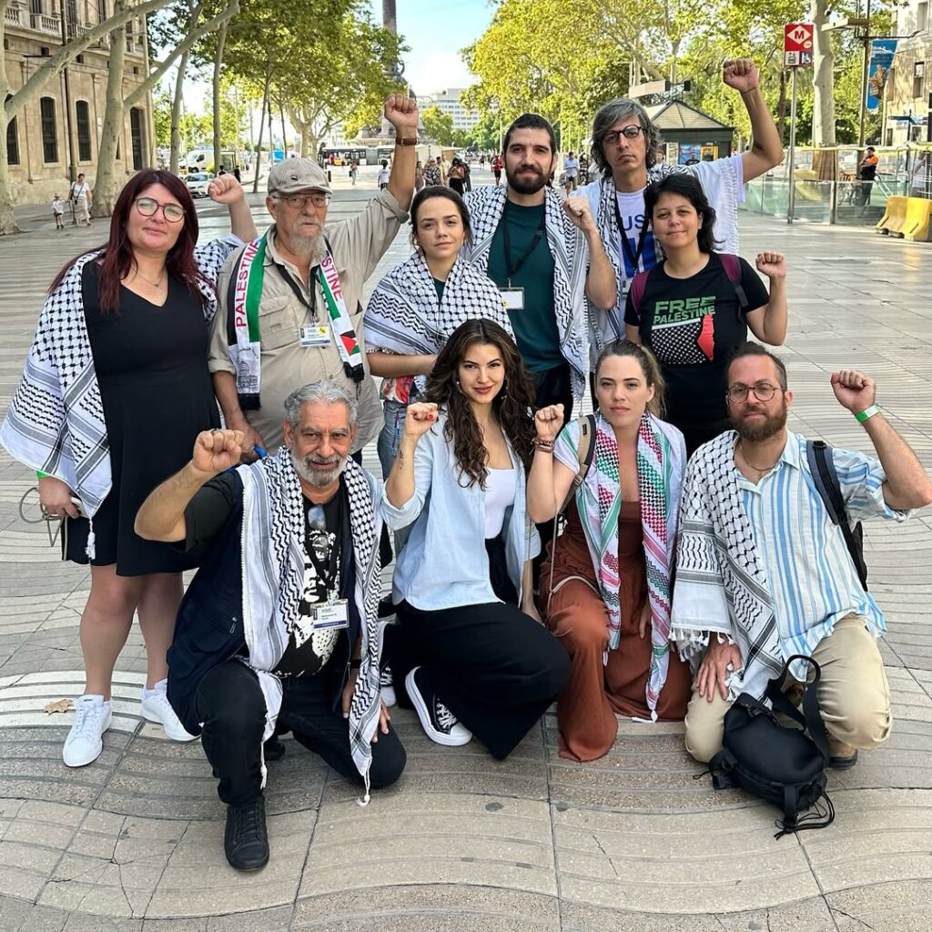 Delegação brasileira com 12 integrantes da Global Sumud Flotilha que seguiu em missão humanitária rumo a Gaza