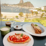 O Spesso participa do festival Sabores com Vista, no Botafogo Praia Shopping, com um menu que combina técnica e sabor em interpretações contemporâneas de receitas clássicas. Entre as opções estão o Gnocchi Ripieni di Brie e Albicocche, com recheio cremoso de brie e damascos ao molho béchamel, e o Fettuccine alla Fiorentina, preparado com filé-mignon, espinafre e molho roti. Com pratos equilibrados e apresentações cuidadosas, o Spesso oferece uma experiência gastronômica refinada, que valoriza ingredientes de qualidade e o prazer de saborear cada detalhe.