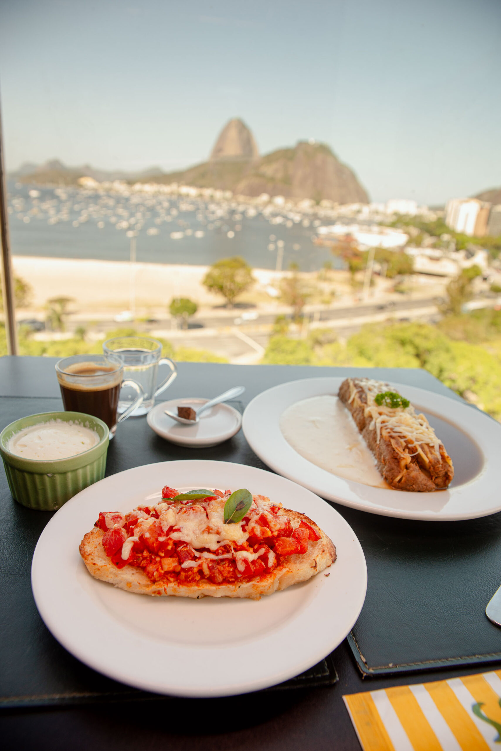 O Spesso participa do festival Sabores com Vista, no Botafogo Praia Shopping, com um menu que combina técnica e sabor em interpretações contemporâneas de receitas clássicas. Entre as opções estão o Gnocchi Ripieni di Brie e Albicocche, com recheio cremoso de brie e damascos ao molho béchamel, e o Fettuccine alla Fiorentina, preparado com filé-mignon, espinafre e molho roti. Com pratos equilibrados e apresentações cuidadosas, o Spesso oferece uma experiência gastronômica refinada, que valoriza ingredientes de qualidade e o prazer de saborear cada detalhe.