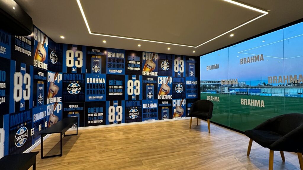 Novo espaço do Grêmio e Brahma no CT Luiz Carvalho, simbolizando a parceria esportiva entre o clube e a marca, com fachada moderna e ambiente voltado para torcedores e ações promocionais.