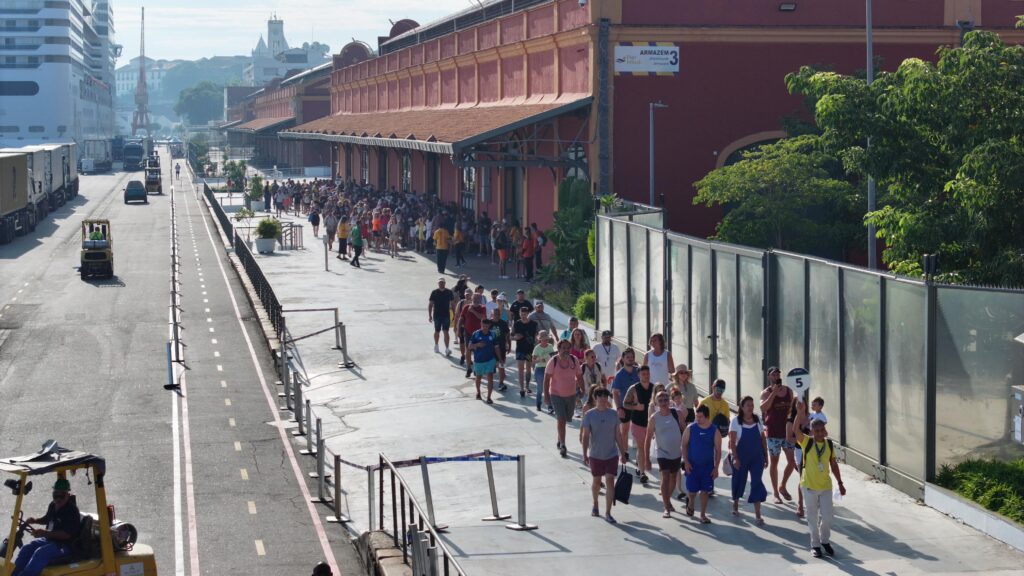 Pier Mauá inicia temporada de cruzeiros com 28 navios e 84 atracações previstas até abril de 2026.
