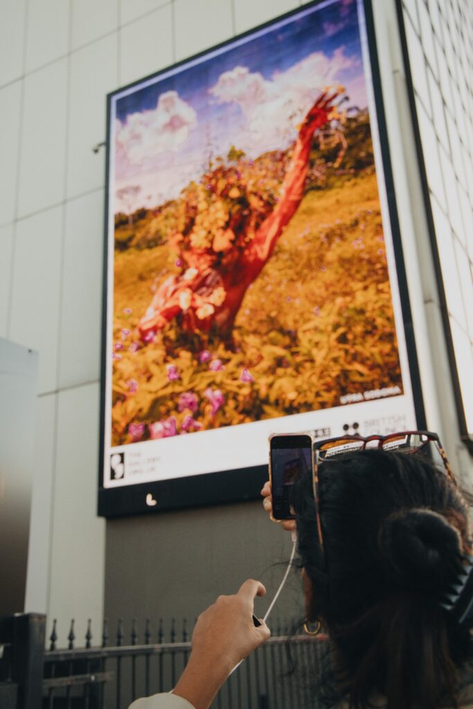 Após passar pelo Brasil, exposição “The Gallery” segue no Reino Unido com obras sobre a crise climática e integra o Ano Cultural Brasil/Reino Unido 2025–26.
