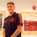 Carrascal vestindo a nova camisa. Foto: Reprodução/Twitter