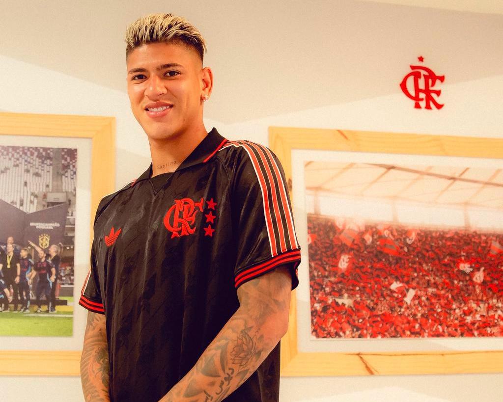 Carrascal vestindo a nova camisa. Foto: Reprodução/Twitter