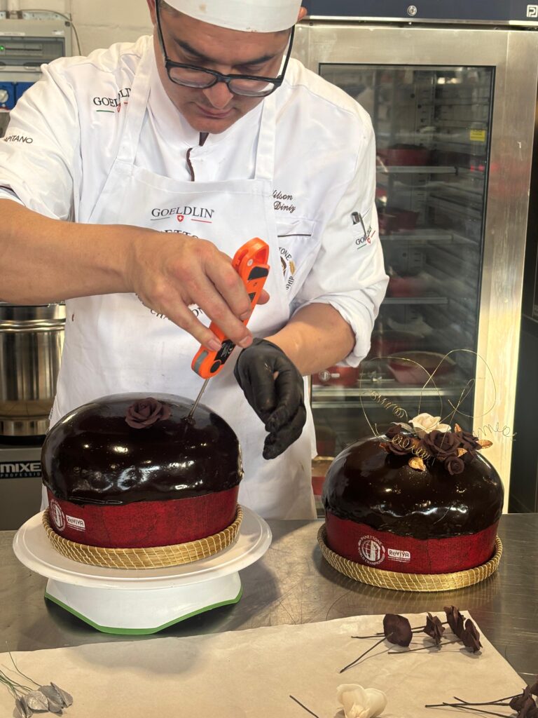 O talento brasileiro brilhou na Itália! O Panettone de Chocolate da padaria cearense Cheiro do Pão conquistou o segundo lugar mundial na Panettone World Championship 2025, em Milão. Sob a liderança do padeiro Brunno Malheiros, a equipe uniu técnica italiana, ingredientes nacionais e sustentabilidade para criar um doce que encantou o júri internacional. Com massa leve, fermentação natural e glaçagem de amêndoas e avelãs, o panettone premiado celebra a elegância italiana com o sabor e a criatividade do Brasil.