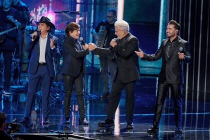 Matogrosso e Mathias durante show de gravação do álbum Pedaço de Minha Vida em São Paulo.