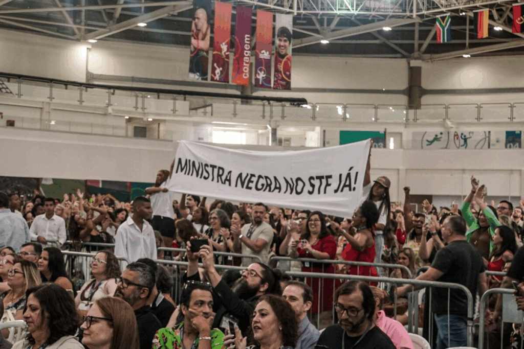 Manifestantes seguram faixa com os dizeres “Mulher negra para ministra do STF já” durante ato no Rio de Janeiro.