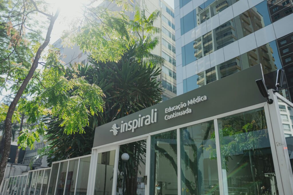 Fachada da nova unidade da Inspirali em São Paulo, voltada à pós-graduação médica e atendimentos gratuitos à população.