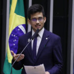 Kim Kataguiri entra com ação popular para barrar decreto de Lula que cria estrutura administrativa para Janja no Planalto.