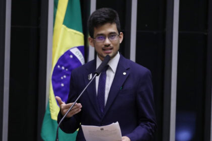 Kim Kataguiri entra com ação popular para barrar decreto de Lula que cria estrutura administrativa para Janja no Planalto.