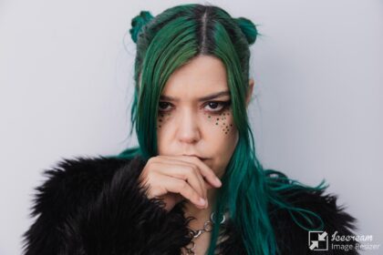 Drenna no palco durante o show “Cine Negro” no Festival Arena Rock Livre, em Guadalupe.