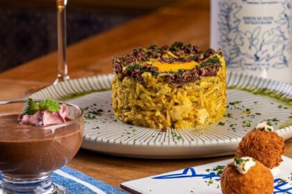 A Sardinha Taberna Portuguesa traz os sabores tradicionais de Portugal ao festival Sabores com Vista, no Botafogo Praia Shopping, com um menu completo por R$89. A experiência começa com bolinhos de alheira, segue com o clássico Bacalhau à Brás e termina com o irresistível pastel de nata, símbolo da doçaria lusitana. Com receitas cheias de história e afeto, a Sardinha Taberna Portuguesa oferece uma viagem gastronômica que celebra o sabor, a tradição e o encanto da cozinha portuguesa.