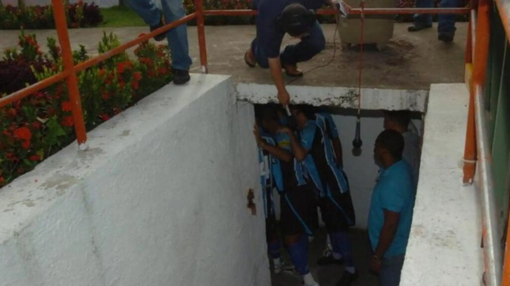Na Batalha dos Aflitos, jogadores do Grêmio foram colocados em um minúsculo vestiário com cadeados que impediam o acesso ao gramado | Foto: Ricardo Duarte/Agência RBS