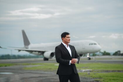 Executivos reunidos em prédio corporativo da Avenida Faria Lima, simbolizando o crescimento das Empresas Biblicamente Responsáveis no mercado financeiro.