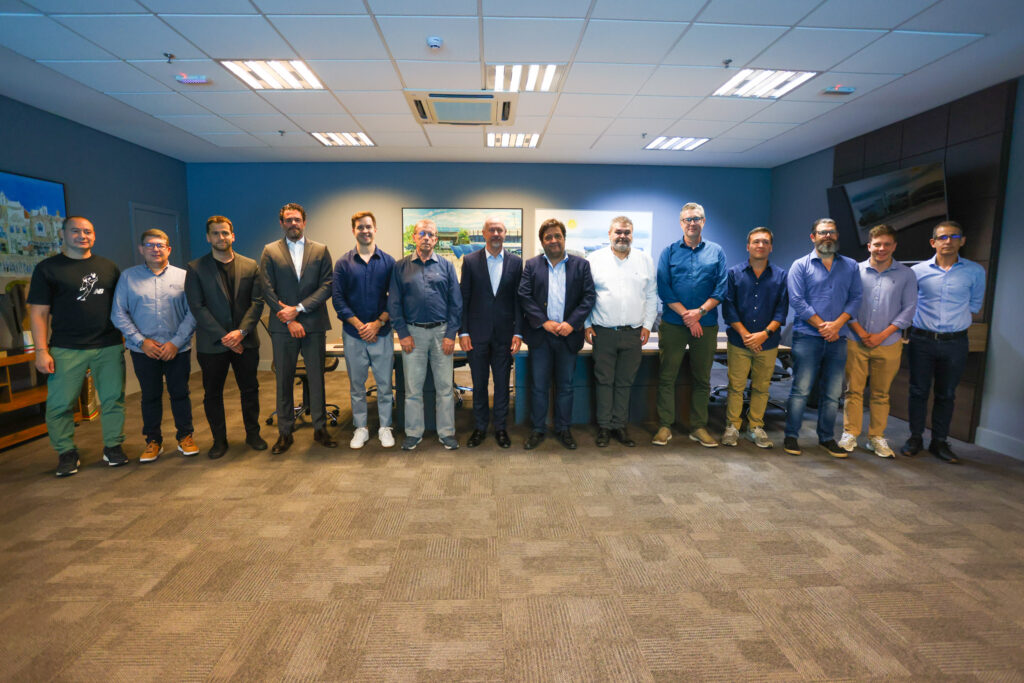 Representantes do Grêmio e da New Balance assinam contrato válido a partir de 2026 | Foto: Rodrigo Fatturi/Grêmio FBPA