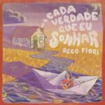 Capa ilustrada do álbum “Cada Verdade Que Eu Sonhar”, de Deco Fiori, mostrando o artista em um barco de papel tocando violão enquanto navega por um rio que leva a uma casa campestre ao pôr do sol.