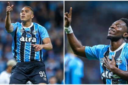 Com gols de Carlos Vinícius (E) e Amuzu (D), Grêmio ocupa a 11ª colocação no campeonato | Foto: Lucas Uebel/Grêmio FBPA