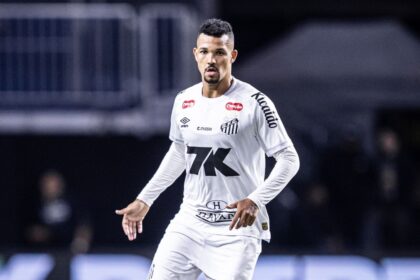Santos terá de comprar Zé Ivaldo após zagueiro alcançar meta de jogos