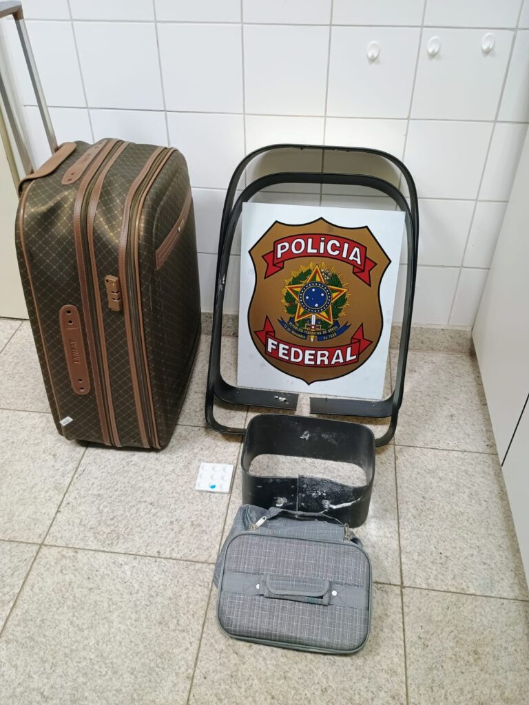 Uma jovem de 19 anos foi presa em flagrante pela Polícia Federal no Aeroporto Internacional do Rio de Janeiro após agentes identificarem, durante fiscalização de rotina, cerca de 3,2 kg de cocaína ocultados na estrutura lateral de sua bagagem despachada; a passageira, natural de São José (SC), pretendia viajar para Londres e seguir para Milão, mas acabou detida, tendo o flagrante lavrado e sendo encaminhada ao sistema prisional, onde responderá por tráfico internacional de drogas — crime cuja pena pode superar dez anos — em meio ao reforço da PF sobre a importância das ações contínuas de fiscalização para combater o tráfico e outros delitos transnacionais.
