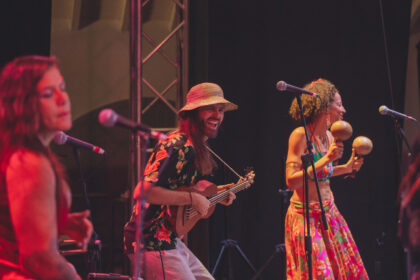 Mundiá Carimbó durante apresentação do álbum “Meu bem de Belém”, que mistura carimbó, cumbia e ritmos amazônicos.