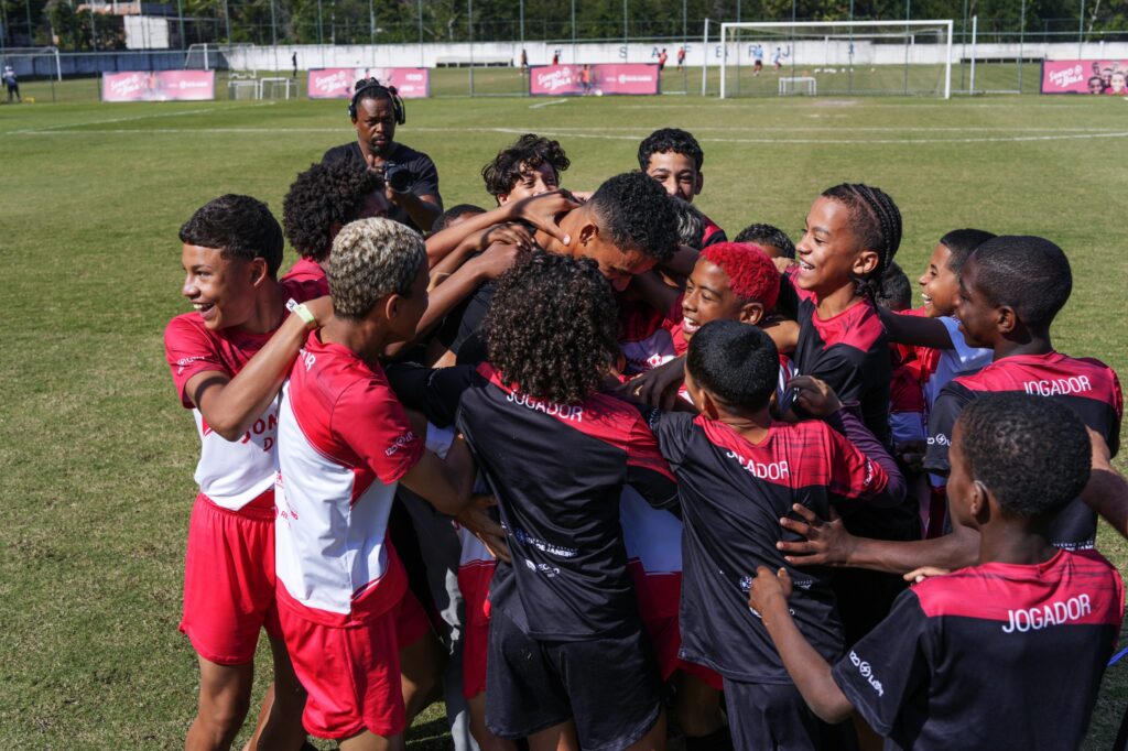 Projeto Sonho de Bola recebe visita surpresa de Danilo
