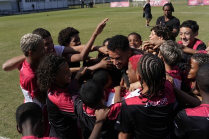 Projeto Sonho de Bola recebe visita surpresa de Danilo