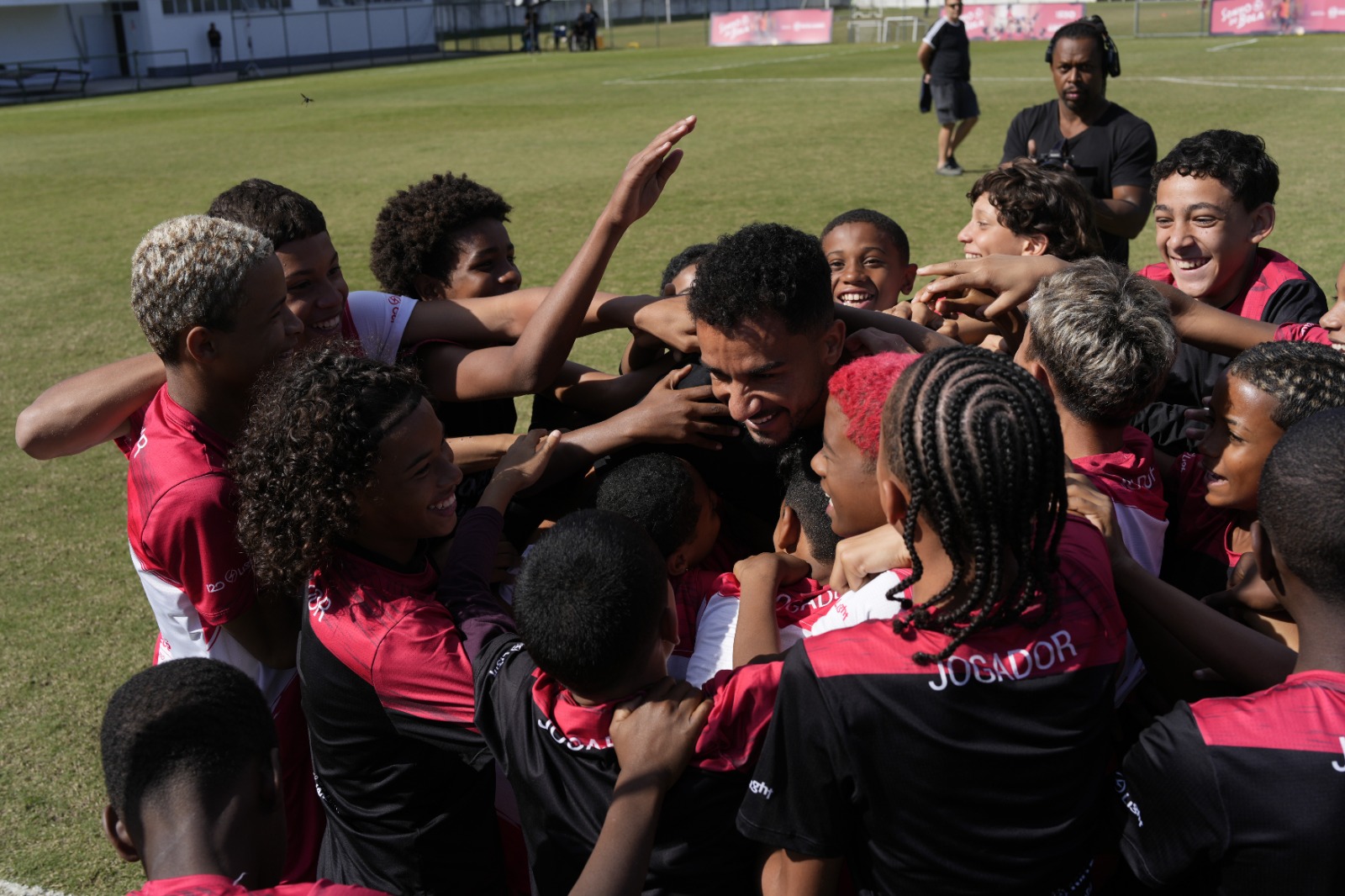 Projeto Sonho de Bola recebe visita surpresa de Danilo