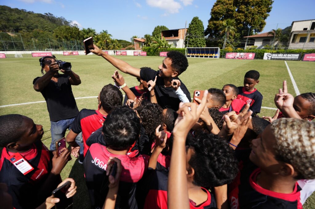 Projeto Sonho de Bola recebe visita surpresa de Danilo