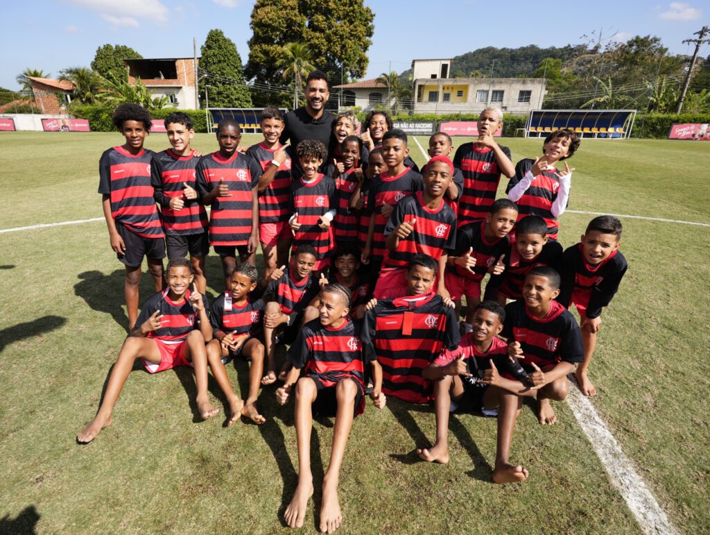 Projeto Sonho de Bola recebe visita surpresa de Danilo