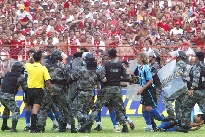 Briga generalizada teve intervenção da polícia, quatro jogadores do Grêmio expulsos e paralisação de 27 minutos | Foto: Agência O Globo
