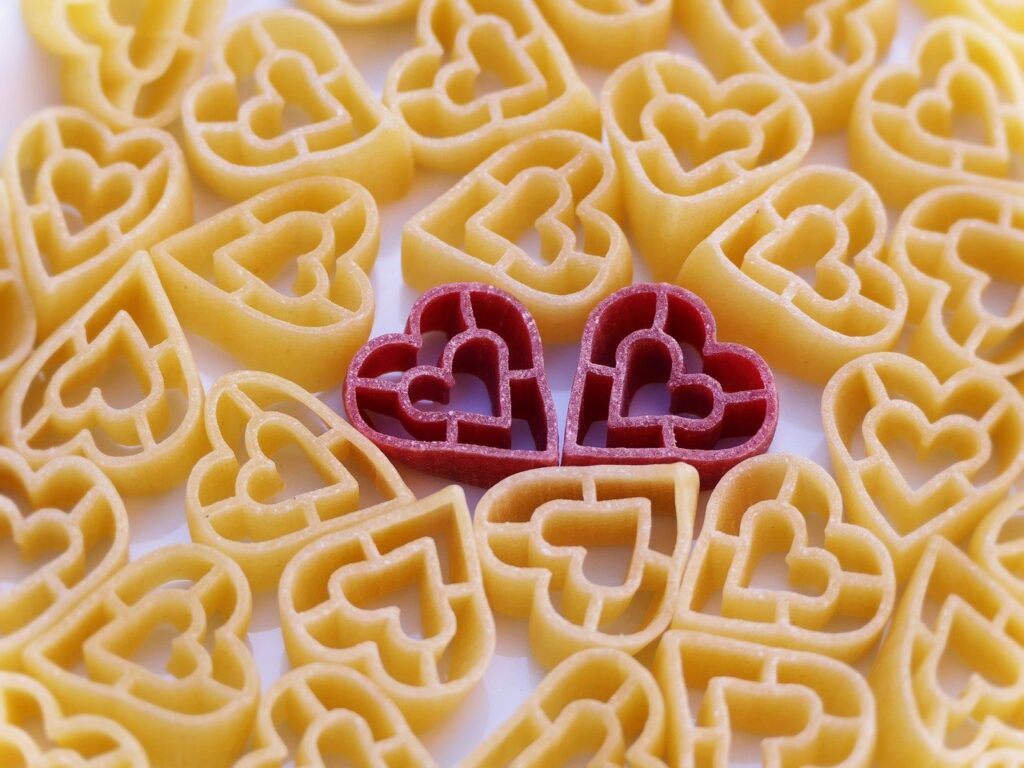 O love bombing é uma tática de manipulação emocional em que um parceiro, geralmente com traços narcisistas, utiliza demonstrações intensas e aceleradas de afeto para criar dependência e controle sobre a vítima, iniciando um ciclo que começa com idealização e evolui para desvalorização, isolamento e abuso psicológico. A prática, comum em relacionamentos modernos e potencializada pela hiperconectividade da “modernidade líquida”, mistura excesso de mensagens, elogios e presentes com pressão emocional e avanço rápido, mascarando intenções de dominação. Especialistas explicam que a vítima, muitas vezes fragilizada por baixa autoestima, carência afetiva ou histórico de relações abusivas, tem sua percepção confundida por alternâncias entre carinho extremo e frieza calculada — dinâmica que corrói a identidade, amplia a culpa interna e desencadeia ansiedade, dependência emocional e sintomas depressivos. O ciclo se sustenta pela imprevisibilidade e pela retirada súbita do afeto, ativando mecanismos semelhantes ao vício e deixando a pessoa presa à busca pela validação inicial. A recuperação exige reconhecimento da manipulação, apoio emocional, fortalecimento de limites, manutenção da rede de suporte e acompanhamento terapêutico, especialmente focado em reconstrução da autoestima e reestruturação de crenças distorcidas.