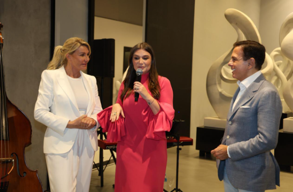 Bia e João Dória elogiam a obra de Heloisa Garrett.