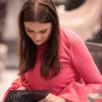 Heloisa Garrett autografa exemplares de seu livro “O que me trouxe até aqui – Raízes e Rumos” durante evento de lançamento em São Paulo.