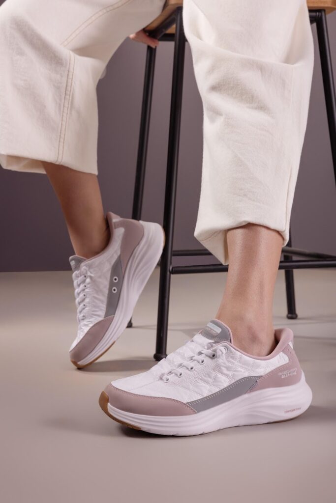 Skechers Cozy Fit chega ao Brasil com conforto premium
