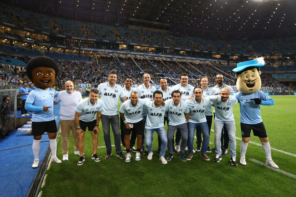 Jogadores que atuaram na Batalha dos Aflitos, em 2005, celebram os 20 anos da conquista do Grêmio | Foto: Lucas Uebel/Grêmio FBPA