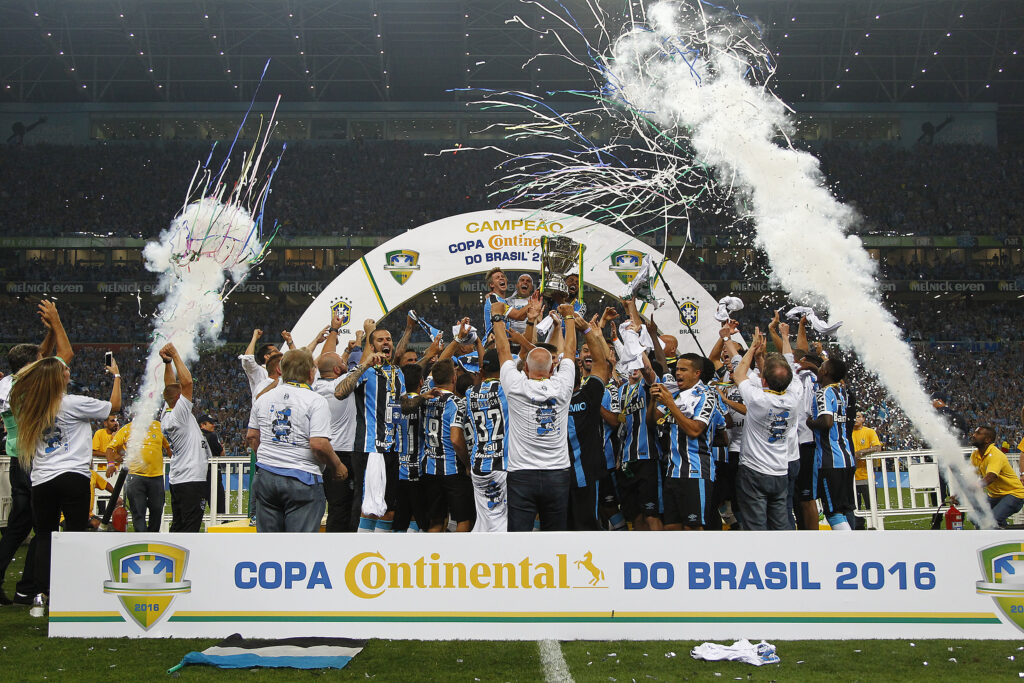 Jogadores do Grêmio e comissão comemoram o pentacampeonato da Copa do Brasil 2016 | Foto: Lucas Uebel/Grêmio FBPA