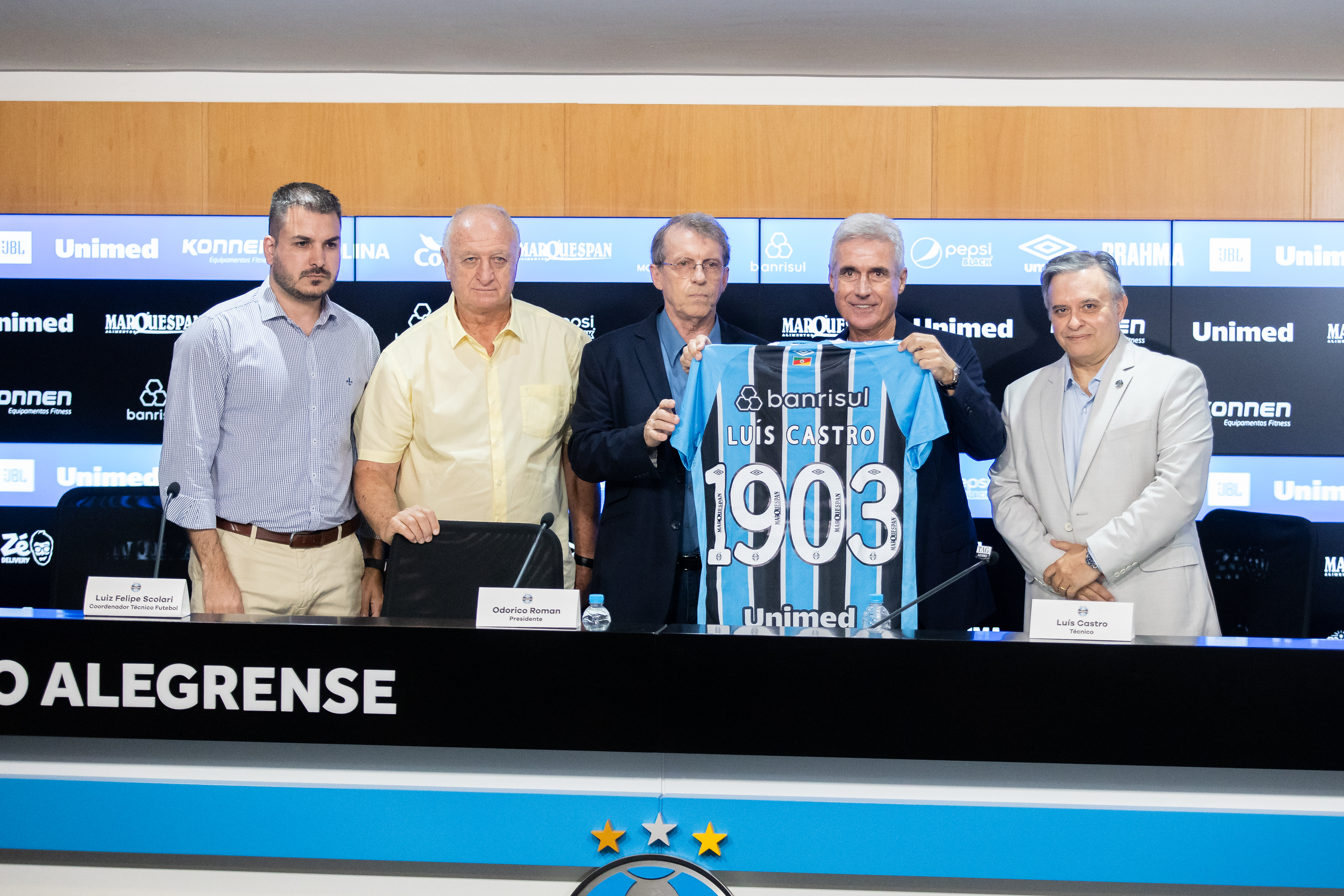 Luís Castro recebe de presente camisa do Grêmio | Foto: Pedro H. Tesch/Grêmio FBPA