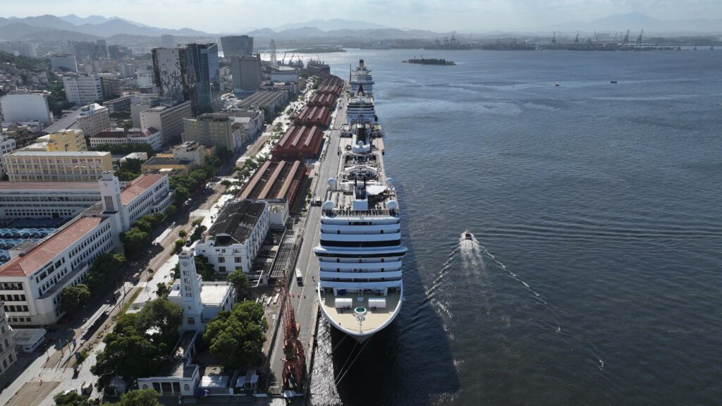 Nesta terça-feira, 2 de dezembro, o Pier Mauá celebra o auge da Temporada de Cruzeiros 2025/2026 com a chegada simultânea do Celebrity Equinox (3.148 passageiros) e do MSC Fantasia (4.363 passageiros), que juntos injetarão mais de 7 mil turistas e milhões na economia carioca, sendo recepcionados com a tradicional festa de ritmistas de samba. Essa temporada, que começou em outubro e vai até abril de 2026, contará com 84 atracações de 28 navios, incluindo as estreias do MS Vista e Borealis, e tem a expectativa de movimentar 240 mil pessoas, reforçando o Rio como um dos destinos mais procurados por cruzeiristas nacionais e estrangeiros.
