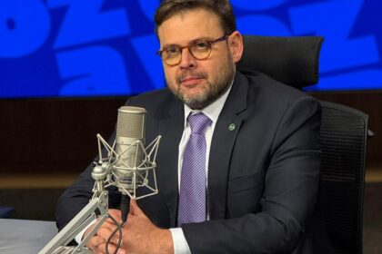 O secretário-executivo Irajá Lacerda (Ministério da Agricultura e Pecuária) fez uma manifestação contundente em defesa dos produtores rurais, denunciando práticas abusivas adotadas por algumas instituições financeiras no acesso ao crédito agrícola. Segundo ele, há bancos impondo exigências que desrespeitam normas previstas no Manual de Crédito Rural (MCR), documento que regulamenta e orienta todo o sistema de financiamento ao setor.