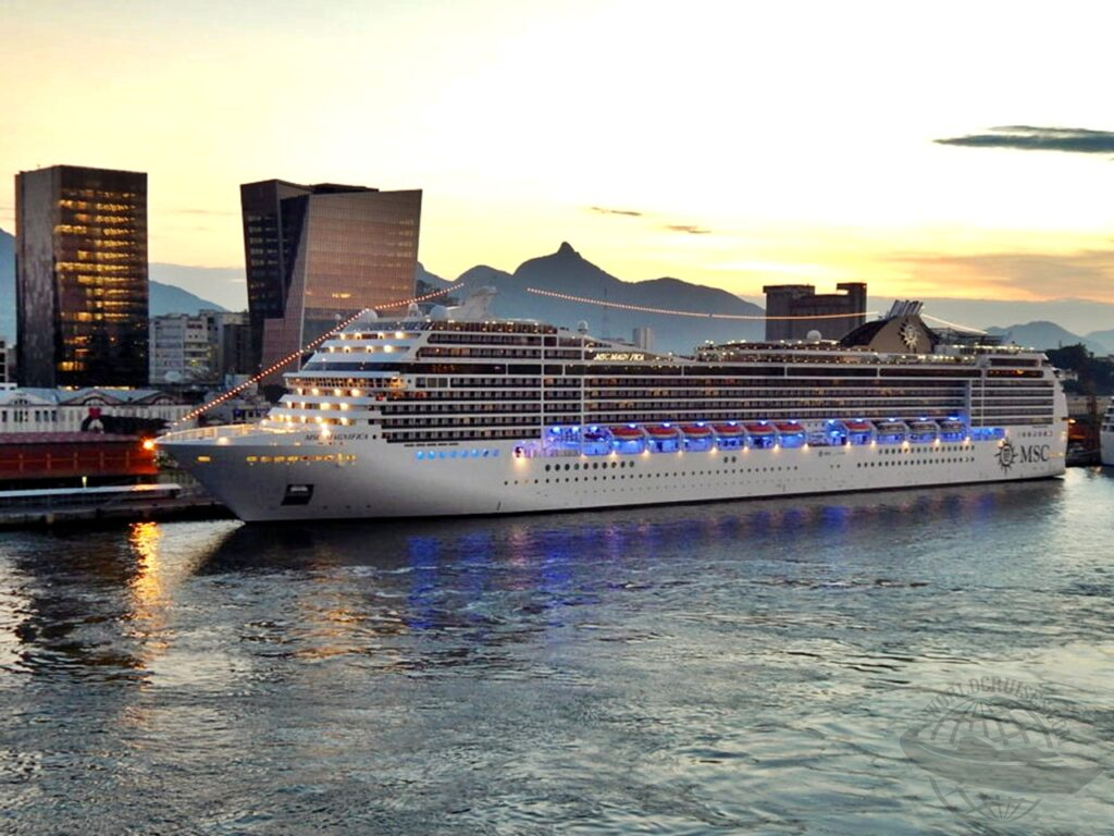 O Porto do Rio de Janeiro inicia 2026 com intensa movimentação, recebendo 6,5 mil turistas apenas no dia 1º de janeiro, que se somam aos visitantes do Réveillon para totalizar quase 10 mil chegadas pelo Pier Mauá. A temporada 2025/2026, que se estende até abril, projeta um impacto econômico de aproximadamente R$ 200 milhões, com a previsão de 240 mil passageiros distribuídos em 84 atracações de 28 navios diferentes. Além do fluxo recorde e de estreias de embarcações internacionais, o período destaca a integração do novo Armazém 3 como espaço de eventos e infraestrutura, consolidando o Rio de Janeiro como destino estratégico para o turismo de cruzeiros e grandes experiências culturais.