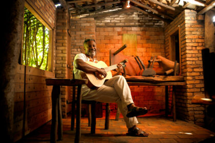 Vall Santos lança Domingo na Roça, seu primeiro livro infantil, em Salvador Foto: Aldo Lima