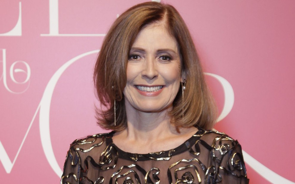 Com foco no resgate do rigor técnico e na formação artística consistente, o Curso de Teatro de Verão da Academia de Botafogo abre inscrições para turmas de crianças, adolescentes (início em 07/01) e adultos (início em 10/01) sob a direção da produtora Márcia Gomes. O projeto se diferencia ao reunir um corpo docente de peso, composto por nomes como Élcio Romar, Luiz Antônio do Nascimento, Mari Amorim e Priscila Camargo, oferecendo uma imersão de três meses que integra interpretação, expressão corporal e contação de histórias. Unindo a tradição de escolas como O Tablado à vivência prática do mercado atual, o curso promete ir além do entretenimento, culminando na montagem de espetáculos que preparam o aluno para os desafios reais do palco e da performance.