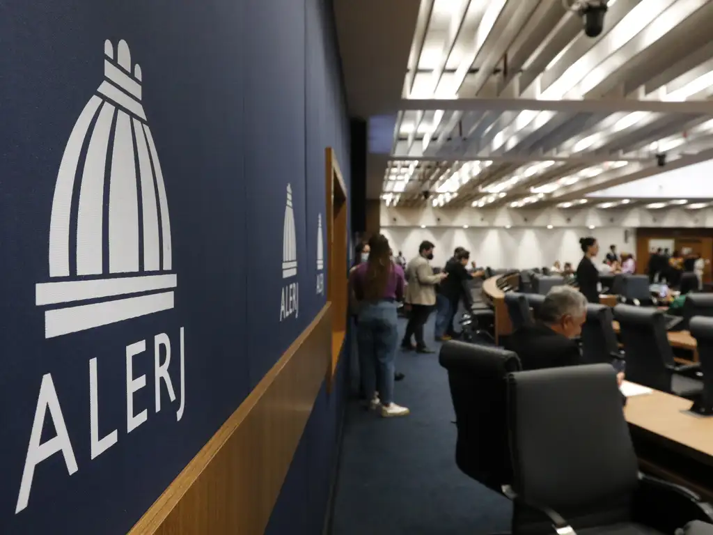 A Assembleia Legislativa do Estado do Rio de Janeiro (Alerj) lançou a Frente Parlamentar para Acompanhamento de Territórios Tomados pelo Crime, coordenada pelo deputado Marcelo Dino (União), com o objetivo de fiscalizar, monitorar e unificar os esforços estaduais no combate ao crime organizado e na retomada de áreas dominadas por facções. Substituindo uma proposta de CPI, a Frente atuará através de audiências públicas e visitas para garantir a transparência nas ações de reocupação, como o desmonte de barricadas (ex: "Barricada Zero"), investigar o uso indevido de recursos públicos e propor soluções para o enfrentamento da criminalidade, buscando reconstruir a presença do Estado e melhorar as condições de vida nas regiões mais vulneráveis do Rio de Janeiro.