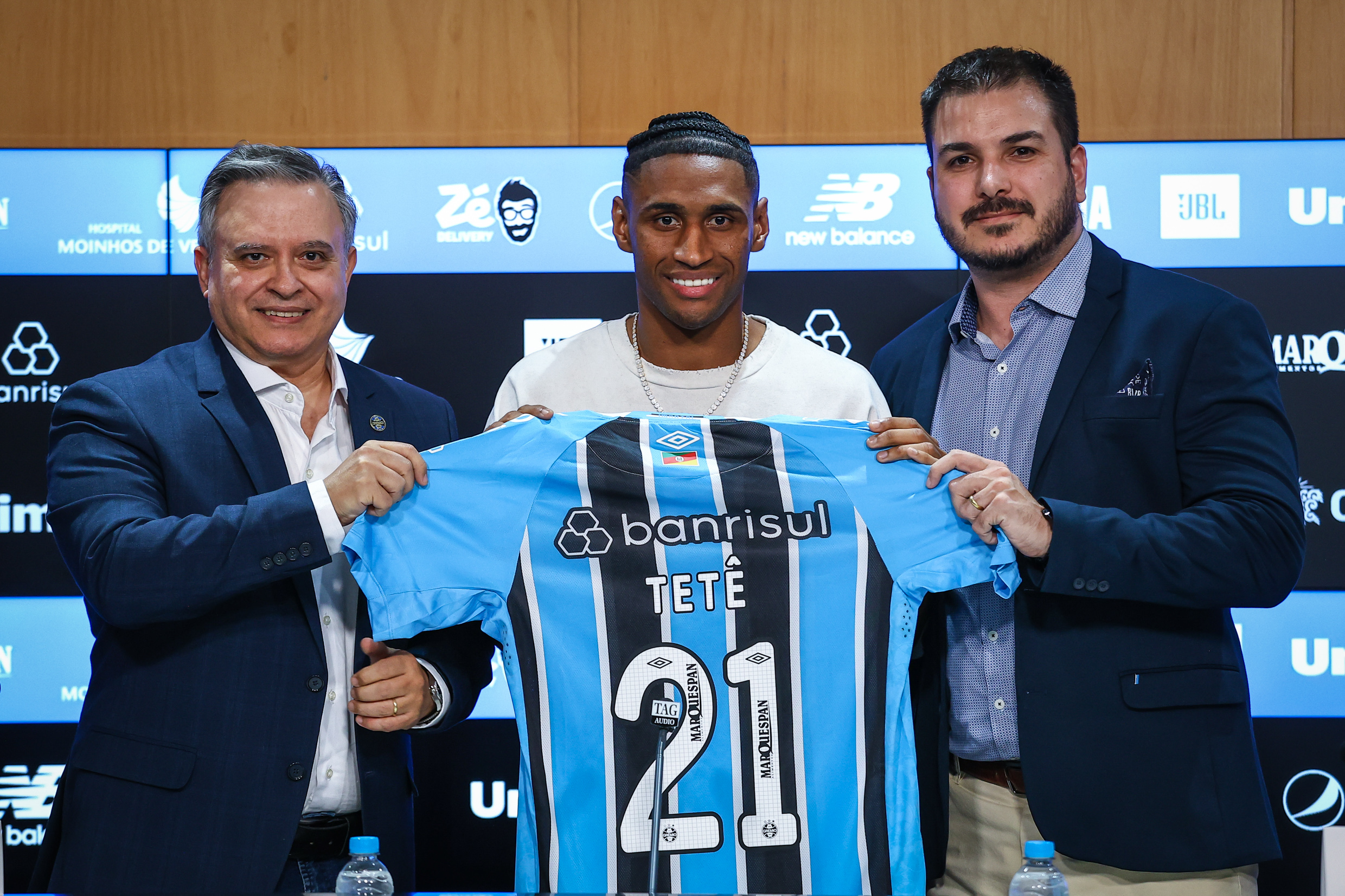 Vice-presidente de futebol do Grêmio, Antonio Dutra Junior, ao lado do diretor de futebol Rafael Lima apresenta Tetê como novo reforço para a temporada | Foto: Lucas Uebel/Grêmio FBPA