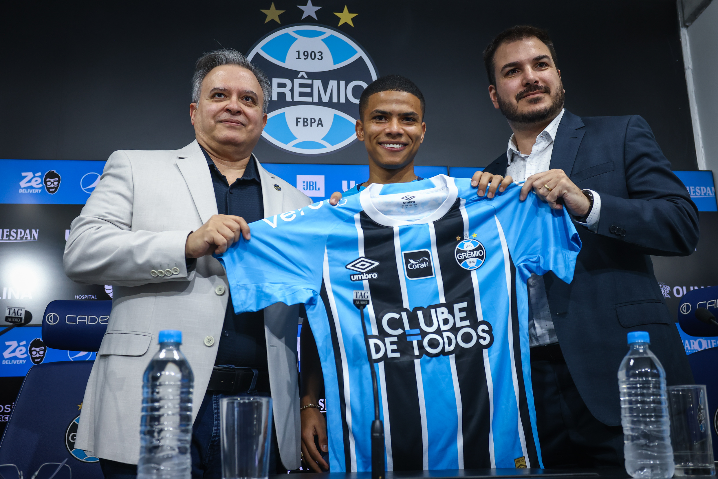 Vice-presidente de futebol, Antonio Dutra Junior, ao lado do diretor de futebol Rafael Lima apresenta José Enamorado como novo reforço do Grêmio para a temporada | Foto: Lucas Uebel/Grêmio FBPA