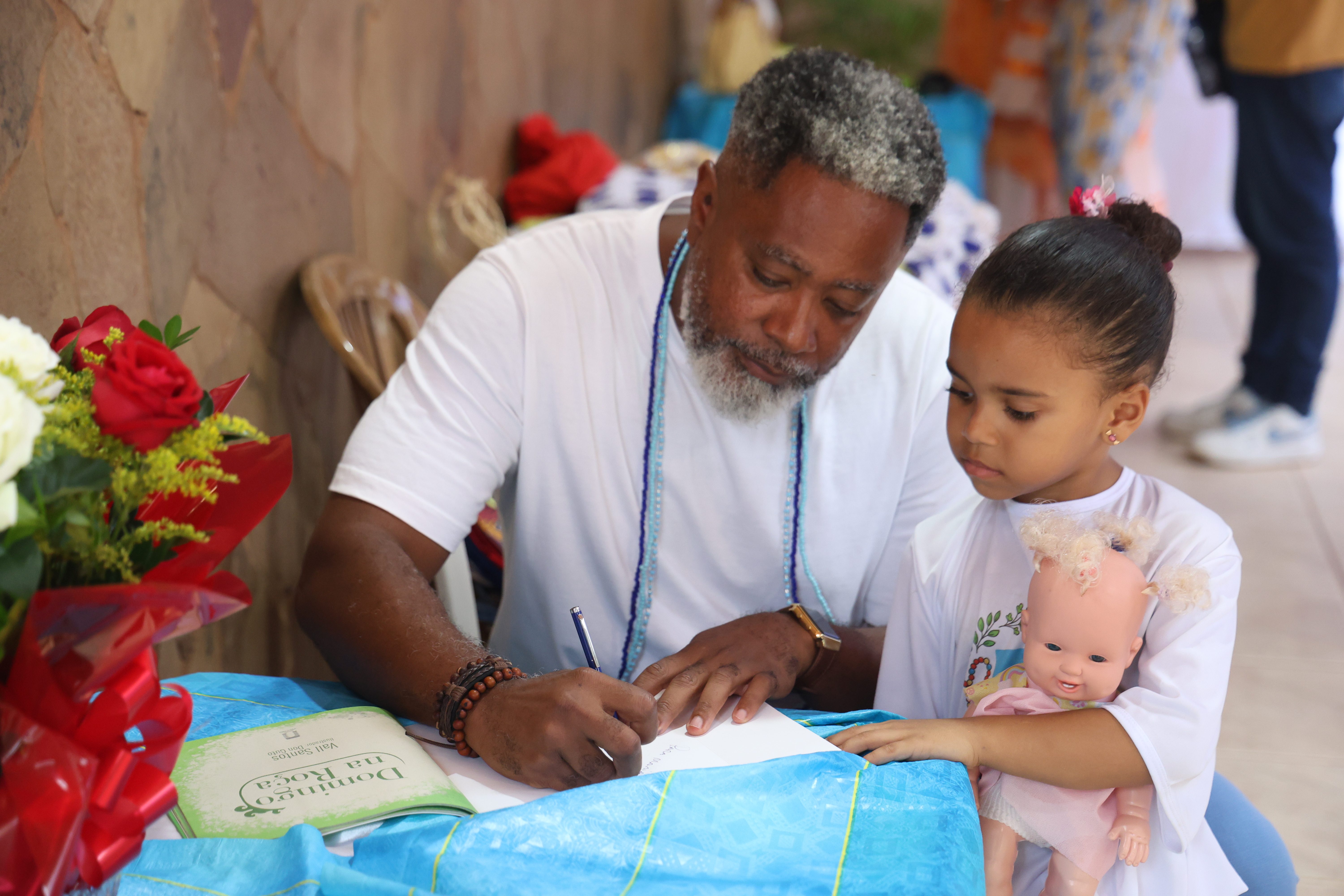 Vall Santos esgota as vendas de “Domingo na Roça”, seu 1° livro infantil Foto: divulgação