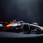 Carro da Audi para a temporada 2026 da Fórmula 1 com pintura prata, preta e vermelha apresentado em Berlim